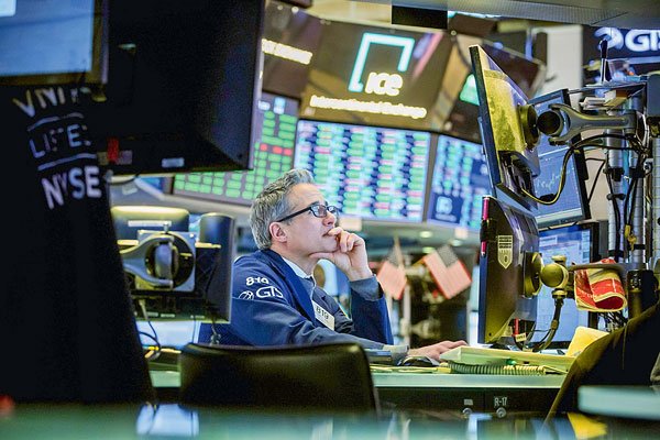<p>Wall Street cierra con cifras mixtas, pero el IPSA retoma su optimismo gracias a los bancos</p>