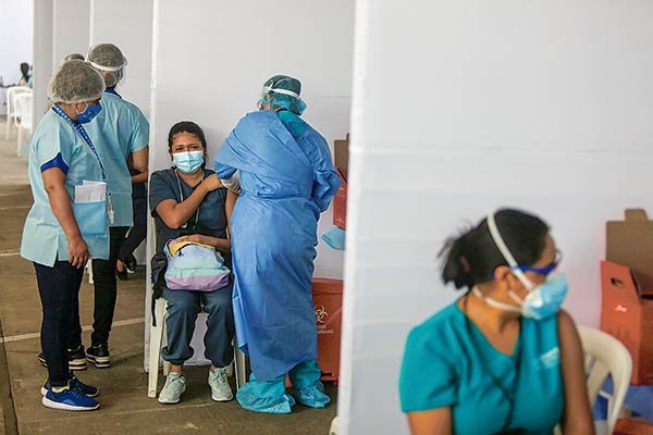 La nueva polémica que remece a Perú: investigan uso secreto de vacuna de china Sinopharm entre altos funcionarios