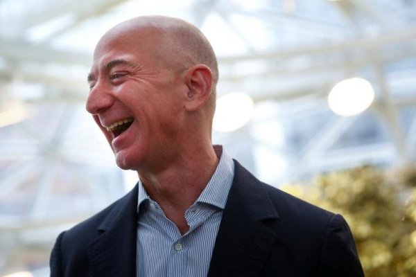 <p>Bezos vuelve al reinado y destrona a Musk como la persona más rica del mundo</p>