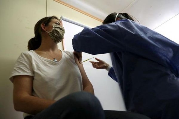 Casi 500 funcionarios de alto rango de Perú recibieron en secreto vacuna de Sinopharm