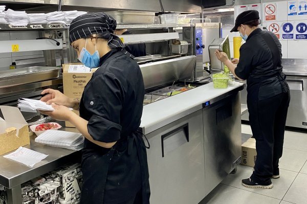 El operador de Tony Roma's en España revoluciona el delivery al empezar a franquiciar "dark kitchens"