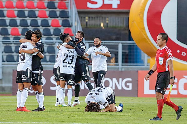 Acción de Blanco y Negro salta 9% tras permanencia de Colo-Colo en Primera