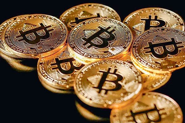 Bitcoin retrocede más de 10% y pierde su piso histórico de US$ 50 mil