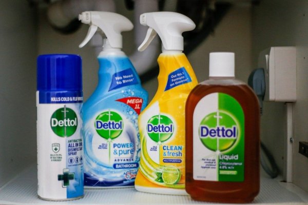 Explosiva demanda de desinfectantes genera histórica alza de ventas para la matriz de Dettol y Lysol