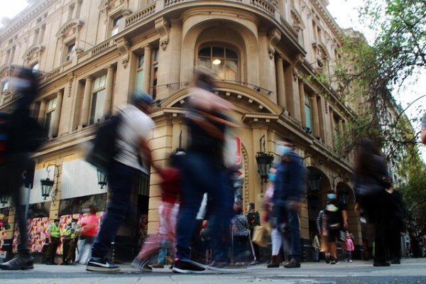 Credicorp mejora fuertemente su proyección del PIB para Chile y dice que la vacunación podría reactivar el mercado laboral formal