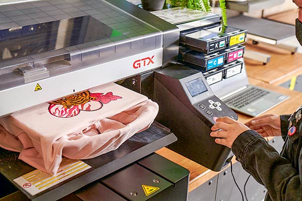 Falabella lanza “Taller F”, para personalizar prendas de vestir