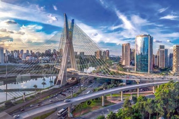 Gobierno sube exigencias a viajeros desde Brasil y aerolíneas analizarán eventual impacto