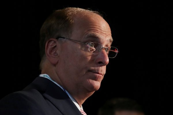 CEO de BlackRock aboga por trabajar a largo plazo frente al riesgo climático
