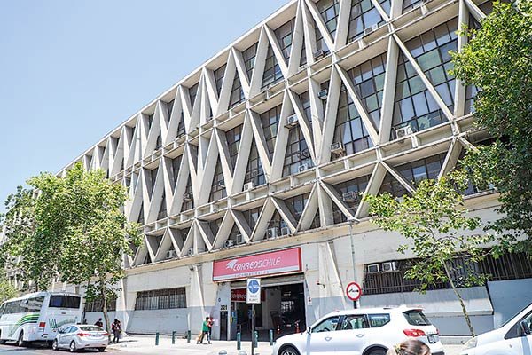 Icónico edificio de CorreosChile sigue en venta y tiene interesados