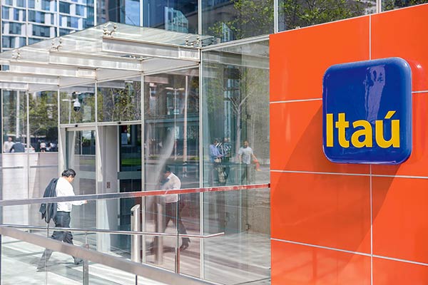 Itaú mueve la grúa y levanta a alto ejecutivo chileno de Santander en Londres
