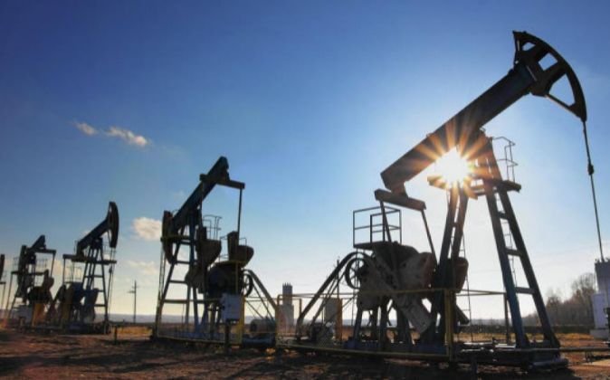 <p>Petróleo cae por inquietud sobre alza de impuestos en EEUU</p>