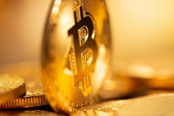 India frena el entusiasmo por bitcoin y lo hace caer casi 10% tras alcanzar máximo históricos