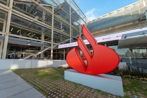 <p>Santander expande sus operaciones en Miami y compra negocio de banca privada a filial de Crédit Agricole</p>