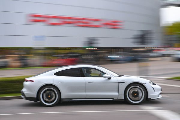 <p>Porsche espera introducir más autos eléctricos en el mercado latinoamericano durante 2021</p>