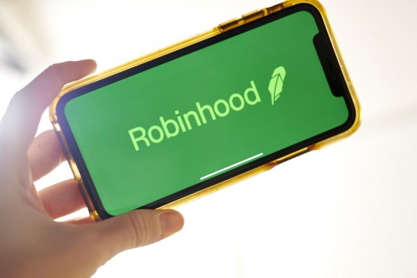 <p>Robinhood se habría registrado de manera confidencial ante la SEC para abrirse a bolsa en el Nasdaq</p>