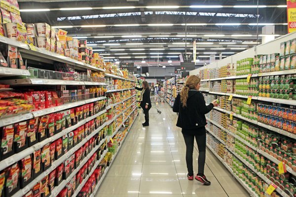 ¿Qué porcentaje de los supermercados de la RM se ubican en comunas que pasarán a cuarentena?
