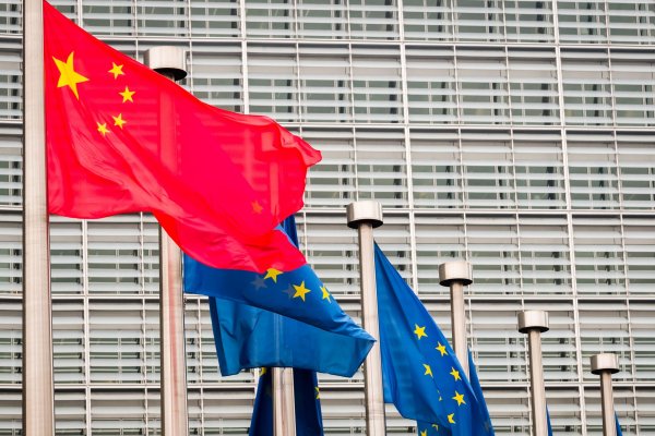 <p>Guerra de sanciones amenaza descarrilar el acuerdo de inversiones entre China y la Unión Europea</p>