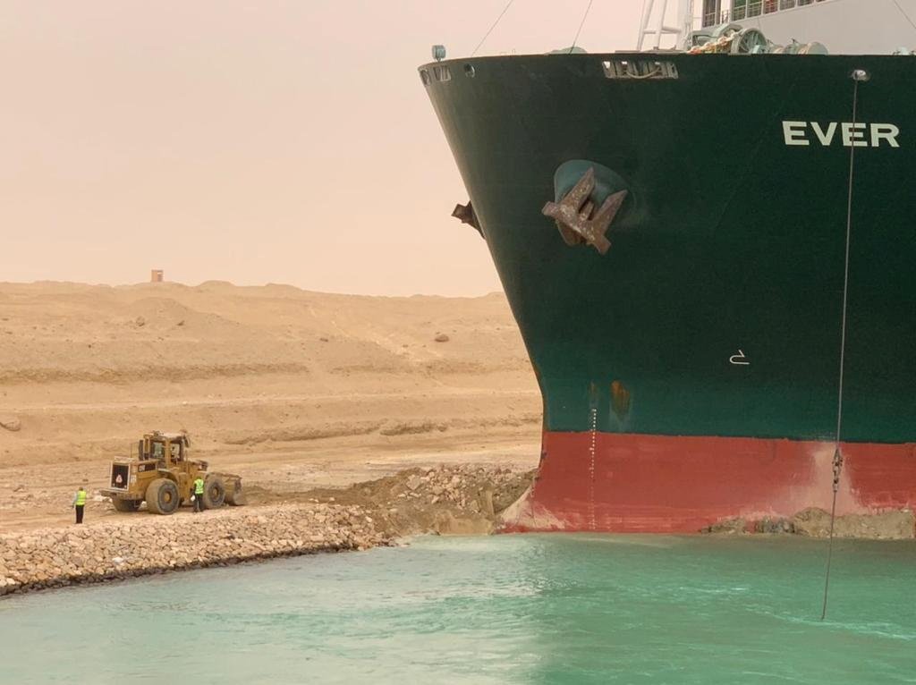 <p>Buque encallado en el Canal de Suez hizo saltar el precio del petróleo</p>