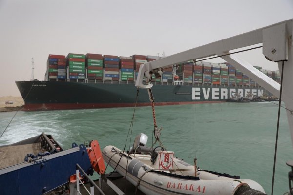 <p>El Canal de Suez suspende temporalmente la navegación por buque varado</p>