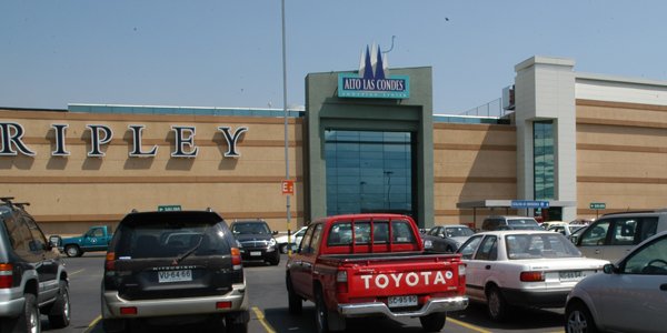 <p>Evacúan centro comercial Alto Las Condes tras violento asalto al interior del lugar</p>