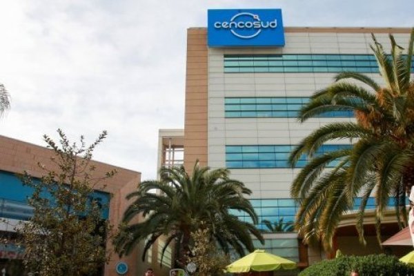 Evacúan centro comercial Alto Las Condes tras violento asalto al interior del lugar