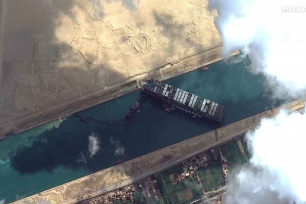 <p>Petróleo cierra la semana con una fuerte alza y 10 millones de barriles esperando pasar por el Canal de Suez</p>