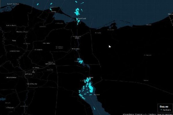 <p>Un "taco" de más de 230 barcos sigue esperando poder atravesar el bloqueado canal de Suez</p>