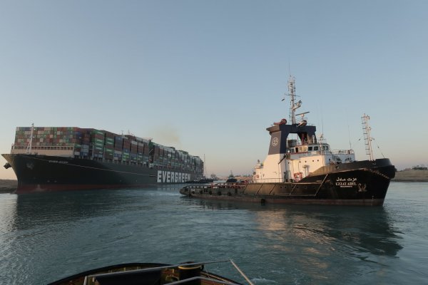 <p>Logran reflotar el Ever Given en el canal de Suez y reanudan circulación</p>
