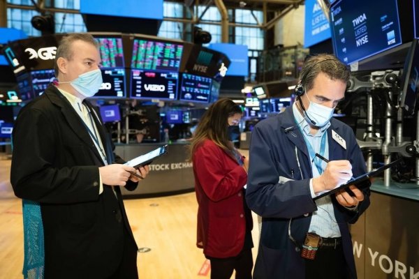 Wall Street vacila frente a nuevo plan de infraestructura de Biden y el IPSA cae por nuevos contagios