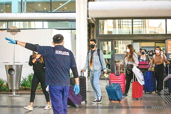 Implementación de hoteles transitorios causó problemas en el Aeropuerto de Santiago