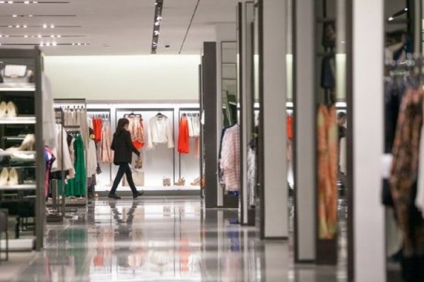Retailers toman medidas para cumplir con restricciones de venta en bienes no esenciales
