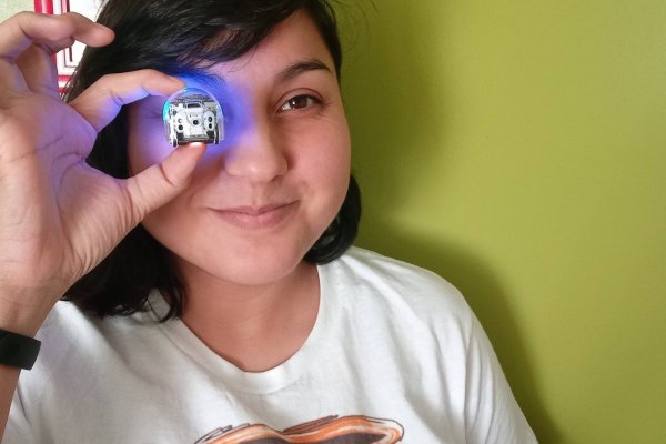 Innovadora chilena es reconocida por su dispositivo robótico para no videntes que reemplaza el bastón