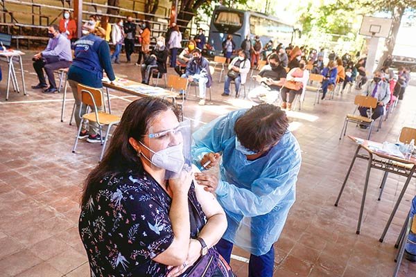 FMI vuelve a mejorar proyección para Chile y prevé que el PIB crecerá 6,2% este año