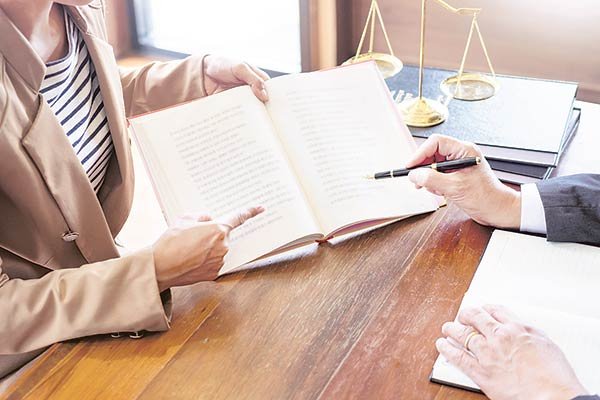 Con bonificaciones extraordinarias firmas de abogados globales luchan por retener a sus agotados trabajadores