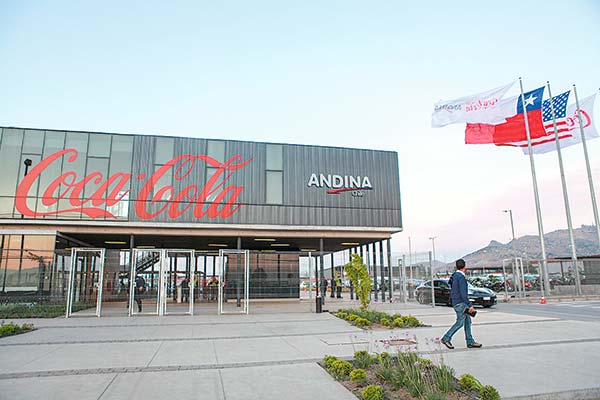 Sociedad ligada a Felipe Ibáñez irrumpe en elección de directorio de Embotelladora Andina