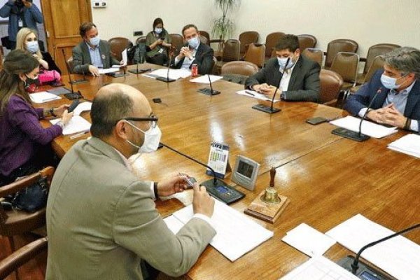 “Impuesto a los súper ricos”: comisión de Constitución aprueba indicación que aumenta a 30% el tributo a las "mega empresas" por dos años