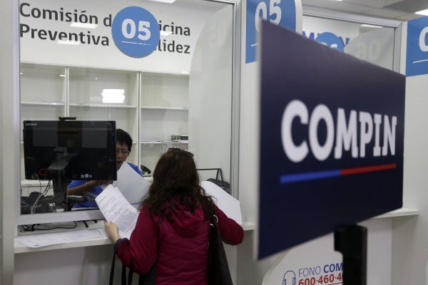 Licencias médicas por Covid-19 escalan a su nivel más alto desde marzo de 2020: 71.775 casos en una semana