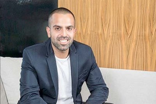 <p>Aakash Goklani, fundador de Elite Perfumes, señala que las ventas online hoy representan el 70% del negocio.</p>