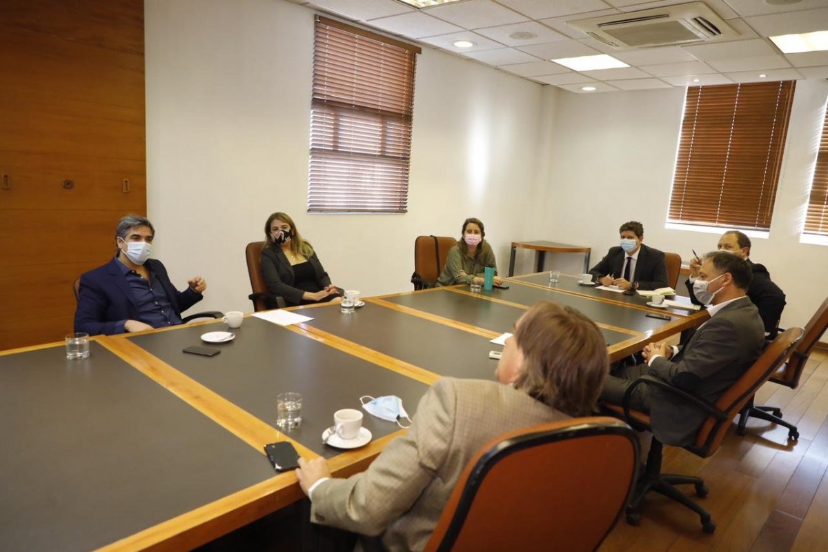 <p>Hasta la sede de Hacienda llegaron los parlamentarios oficialistas para hacer sus planteamientos.</p>
