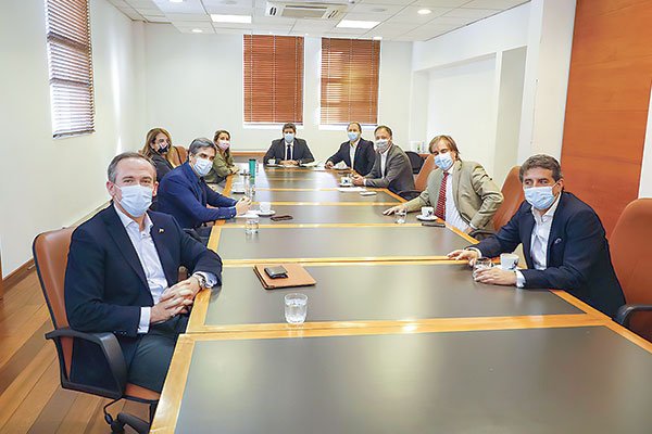Parlamentarios oficialistas le piden a Cerda patrocinar un "impuesto a los súper ricos 2.0" ante el avance del proyecto de la oposición