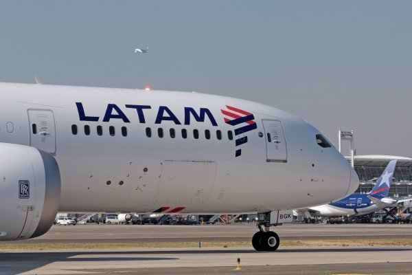 Latam sufre revés en Perú y pierde demanda que buscaba revertir prohibición de cobrar por endosar o aplazar vuelo