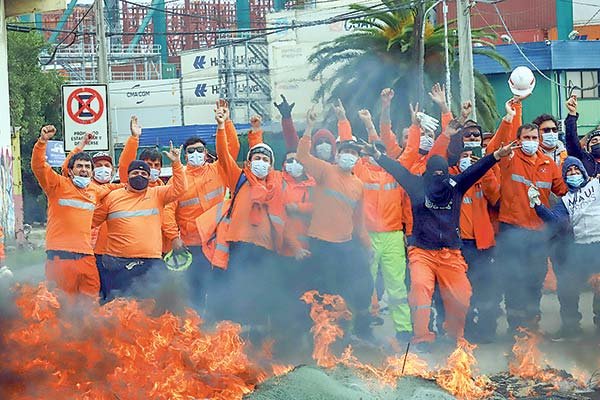 Trabajadores portuarios se movilizan ante requerimiento en el TC por tercer retiro y mineros llaman a “estar atentos”