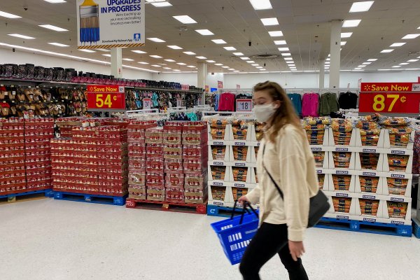 FT: Las empresas estadounidenses planean alzas de precios por mayores costos de materias primas