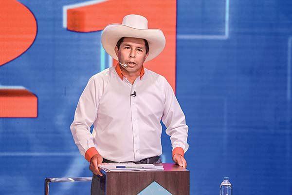 Candidato presidencial socialista dice que no permitirá que "grandes empresas" saqueen Perú y moneda cae en picada