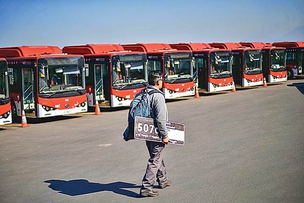 Nuevo sistema de transporte público: Contraloría toma razón de adjudicación de suministro de flota pese a reparos de senadores