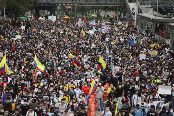 Protestas y saqueos estallan en principales ciudades de Colombia contra la reforma fiscal en medio de la tercera ola de la pandemia