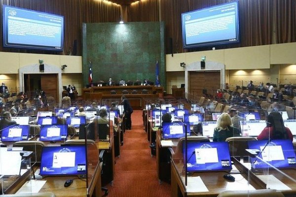Comisión de Trabajo de la Cámara aprueba que el 15 y 16 de mayo sean feriados irrenunciables