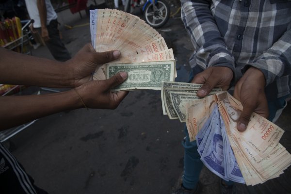 <p>Los expertos se preguntan si la economía de Venezuela habrá tocado fondo ya</p>