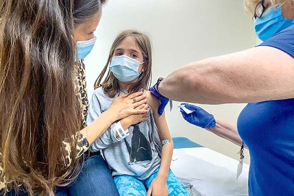¿Debería vacunarse a los niños para frenar la propagación del coronavirus?