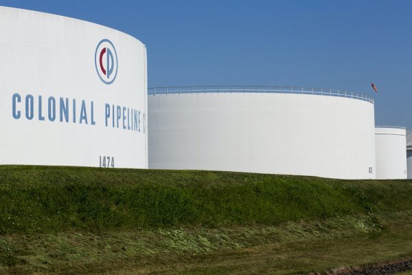 Petróleo sube tras ciberataque que obliga a cerrar oleoductos en EEUU